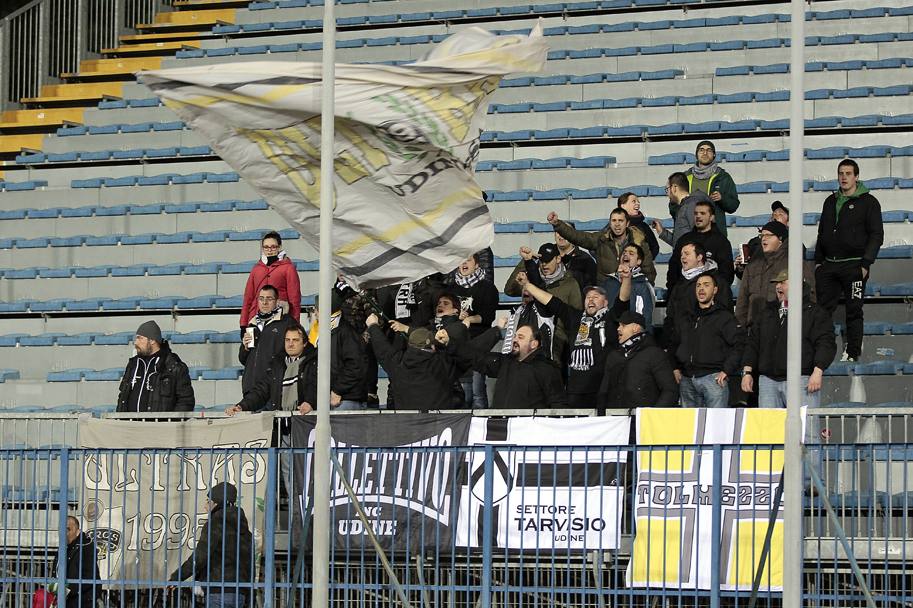 Omnaggio alla sparuta rappresentanza dei tifosi dell&#39;Udinese in trasferta a Empoli. Getty